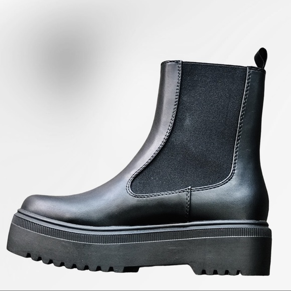 Soda Reeve Black Platform Chelsea Elastic Bootie - Picture 2 of 6